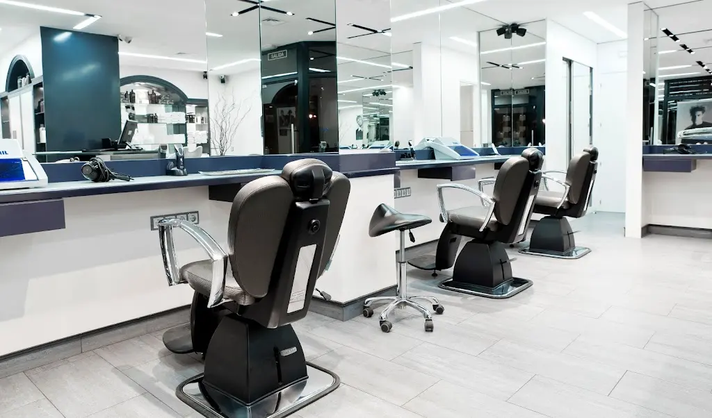 Jucaro: peluqueria de caballeros y barberia